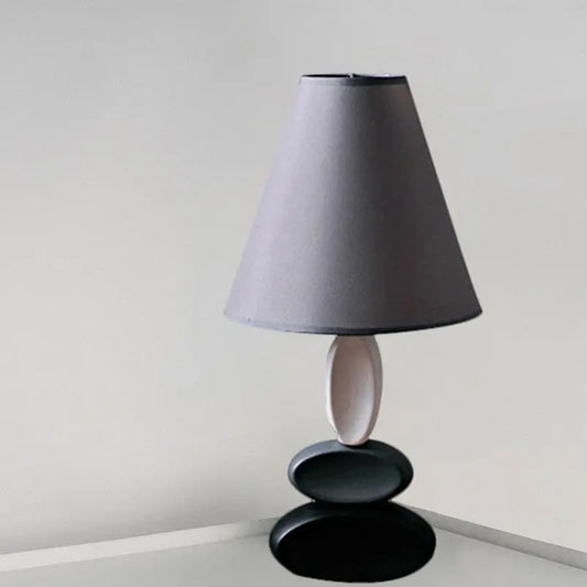 LumièreChic - Lampe de Table Élégante avec Abat-jour Conique en Tissu - Rynova