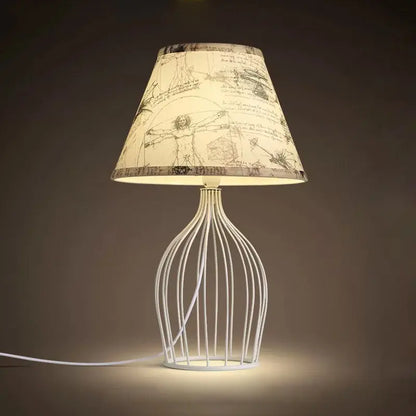 RétroLumière - Lampe de Table Traditionnelle en Forme de Cône avec Base en Cage Métallique - Rynova