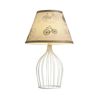 RétroLumière - Lampe de Table Traditionnelle en Forme de Cône avec Base en Cage Métallique - Rynova