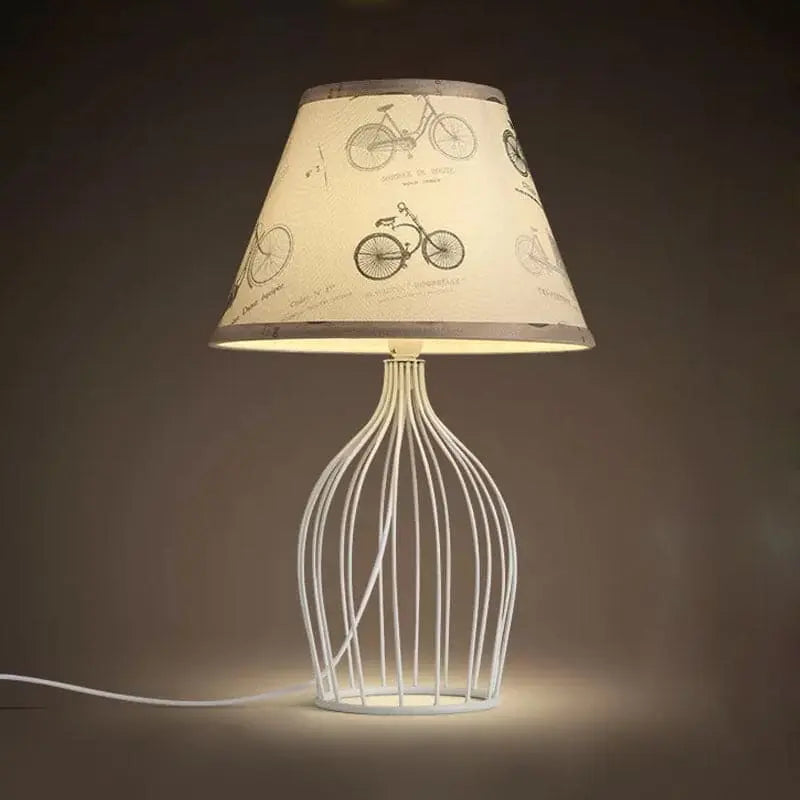 RétroLumière - Lampe de Table Traditionnelle en Forme de Cône avec Base en Cage Métallique - Rynova