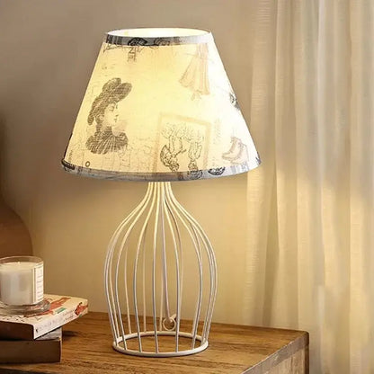 RétroLumière - Lampe de Table Traditionnelle en Forme de Cône avec Base en Cage Métallique - Rynova