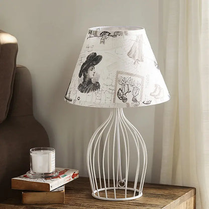 RétroLumière - Lampe de Table Traditionnelle en Forme de Cône avec Base en Cage Métallique - Rynova