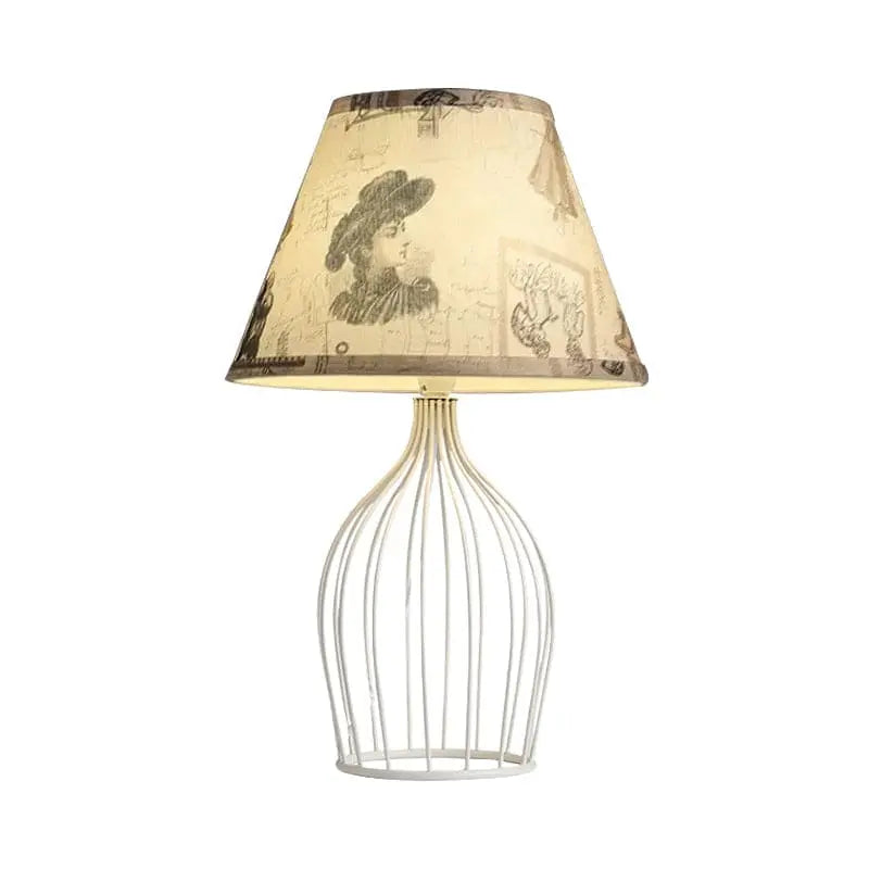 RétroLumière - Lampe de Table Traditionnelle en Forme de Cône avec Base en Cage Métallique - Rynova