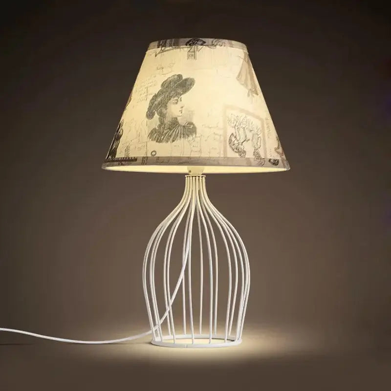 RétroLumière - Lampe de Table Traditionnelle en Forme de Cône avec Base en Cage Métallique - Rynova