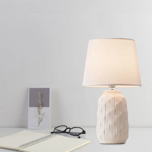 Luxéclat - Lampe de Table Design avec Abat-jour Conique et Base en Céramique - Rynova