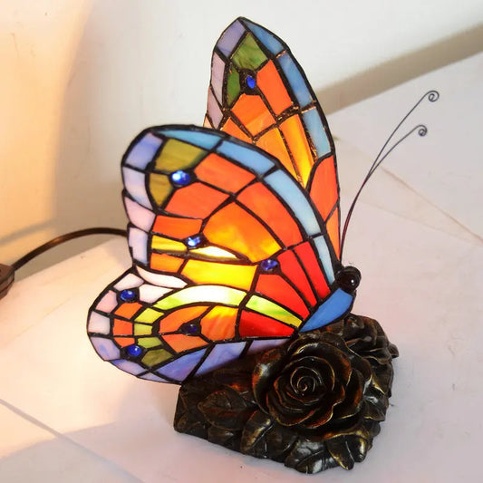 LumièreRêverie - Lampe de Table Élégante avec Abat-jour Papillon et Base en Roses - Rynova