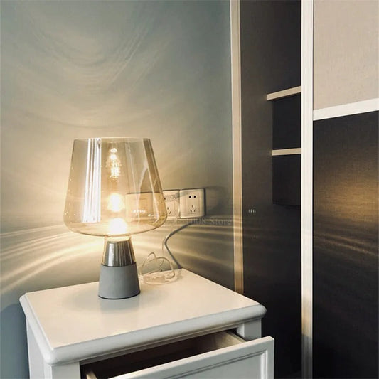 LumièreIndus - Lampe de Table en Verre Ambré et Base en Ciment - Rynova