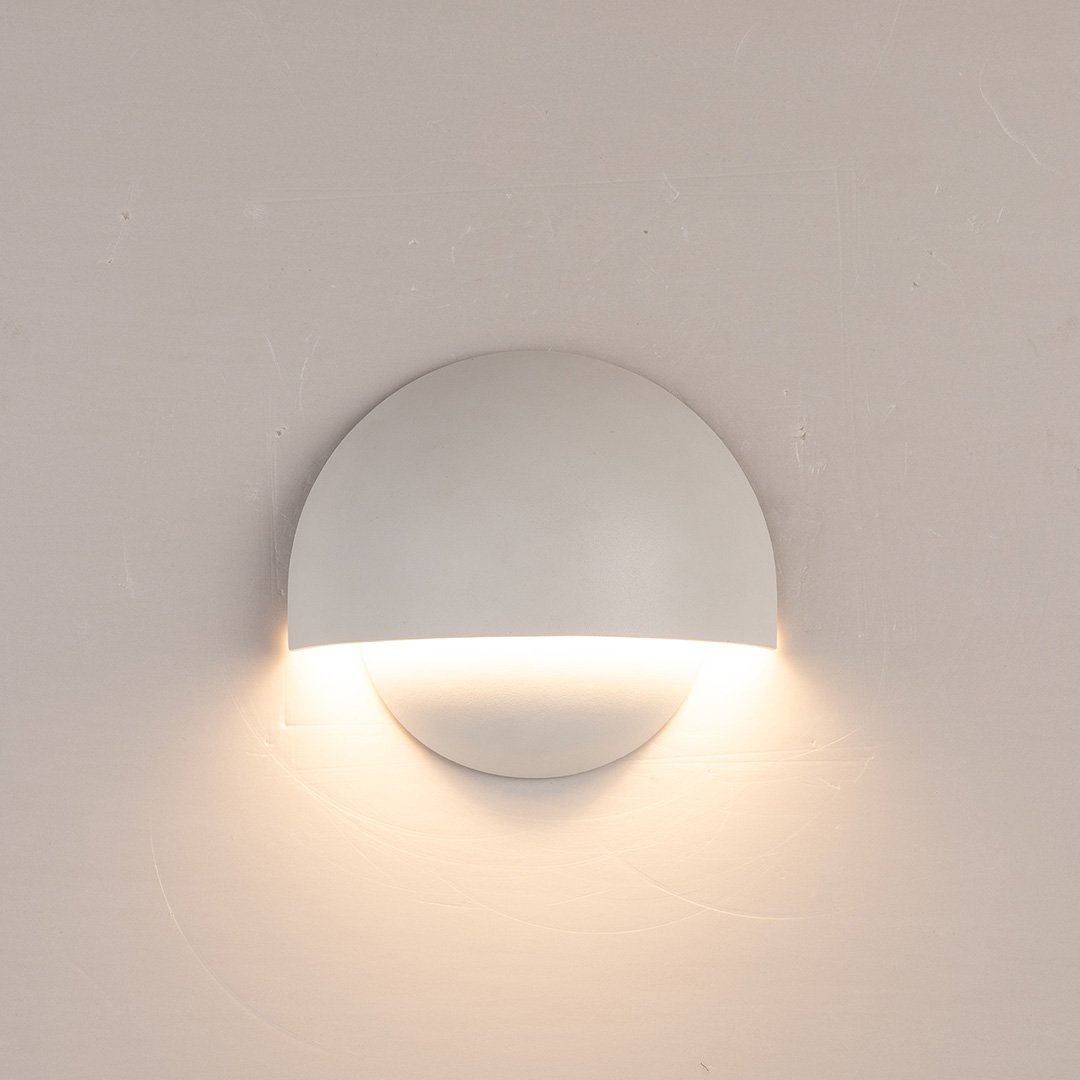 LumièreNova - Applique LED Extérieure Étanche avec Éclairage Chaud - Rynova